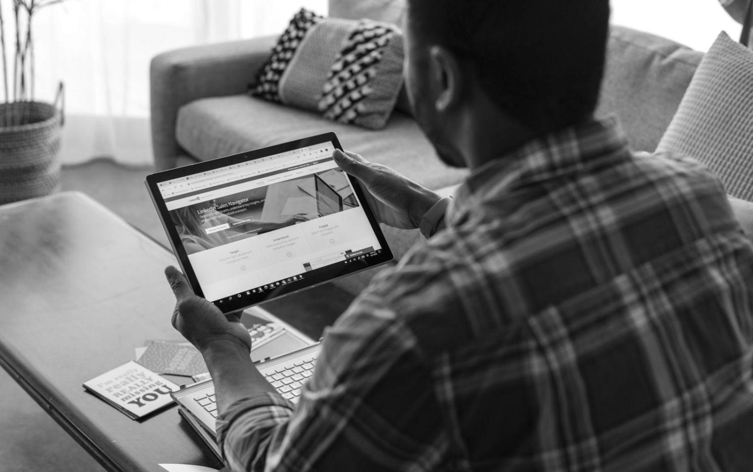 Grupo de profesionales colaborando en análisis financiero durante una sesión de aprendizaje comunitario